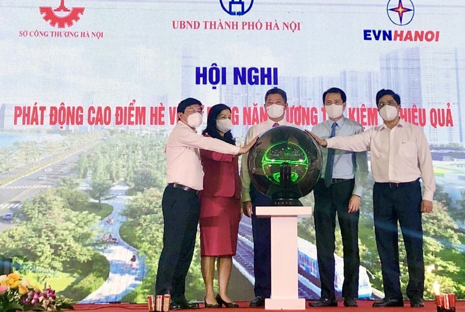 Ph&oacute; Chủ tịch UBND TP H&agrave; Nội Nguyễn Mạnh Quyền v&agrave; c&aacute;c đại biểu ph&aacute;t động sử dụng năng lượng tiết kiệm (14/4)