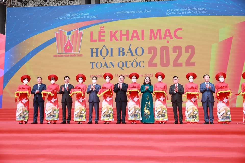 Các đại biểu cắt băng khai mạc Hội Báo toàn quốc năm 2022. Ảnh Thanh Hải