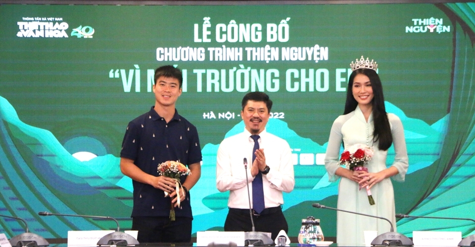 Tổng biên tập báo Thể thao & Văn hóa Lê Xuân Thành với hai Đại sứ của chương trình- Á hậu Phương Anh và cầu thủ Duy Mạnh
