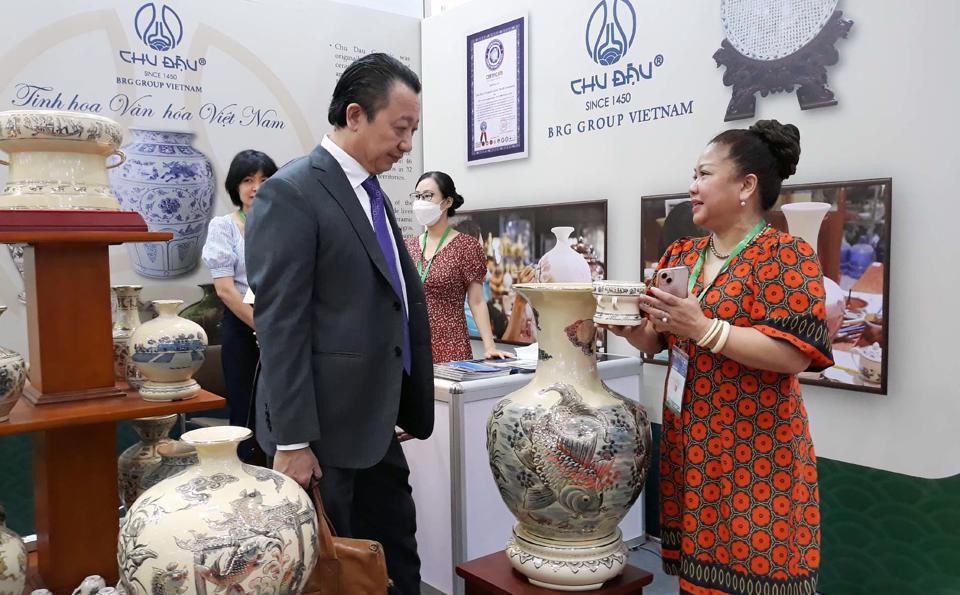 Doanh nghiệp kết nối tiêu thụ sản phẩm tại Vietnam Expo 2022. Ảnh Hoài Nam