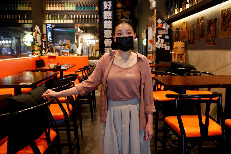 Chị Jacky Ip, 33 tuổi, người điều h&agrave;nh qu&aacute;n rượu Wo Bar tại Hong Kong, Trung Quốc. Ảnh: Reuters
