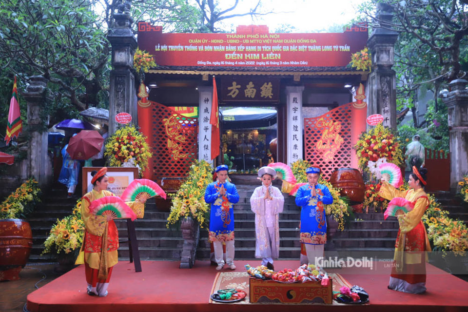 Tr&igrave;nh diễn văn ho&aacute; tại lễ hội truyền thống đền Kim Li&ecirc;n. Ảnh: Lại Tấn.