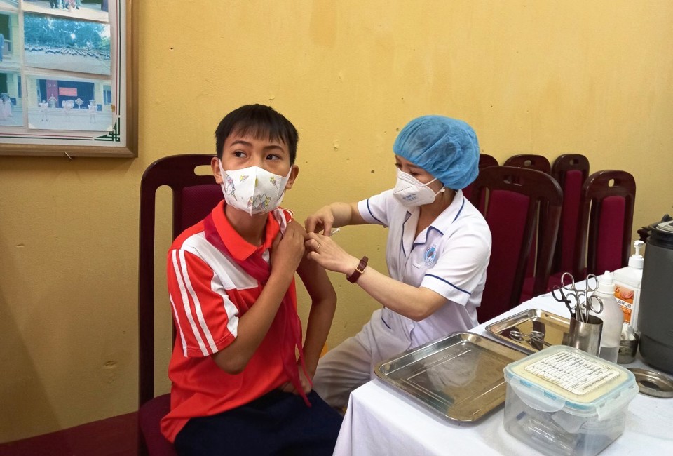 Ti&ecirc;m vaccine ph&ograve;ng Covid-19 cho học sinh lớp 6 tại trường THCS Việt Long (huyện S&oacute;c Sơn).