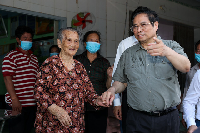Thủ tướng thăm Mẹ Việt Nam Anh h&ugrave;ng L&ecirc; Thị Hự, 96 tuổi ở x&atilde; C&agrave; N&aacute;, huyện Thuận Nam.