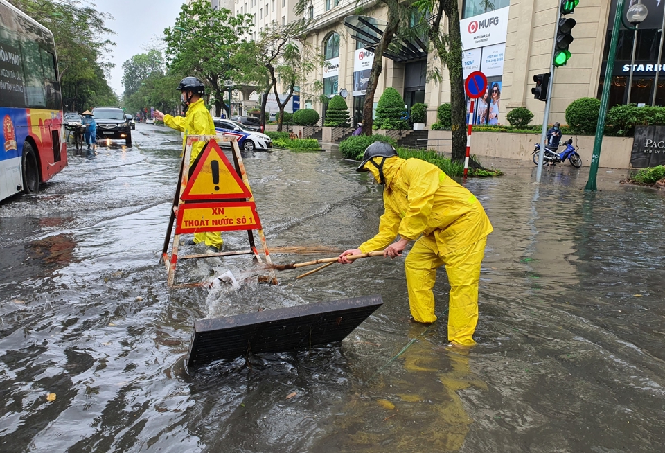 C&ocirc;ng nh&acirc;n tho&aacute;t nước l&agrave;m nhiệm vụ s&aacute;ng 16/4.