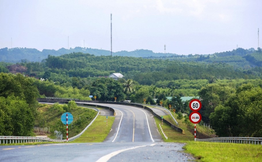 Cao tốc xuyên vườn quốc gia Bạch Mã có gì đặc biệt? - Ảnh 1