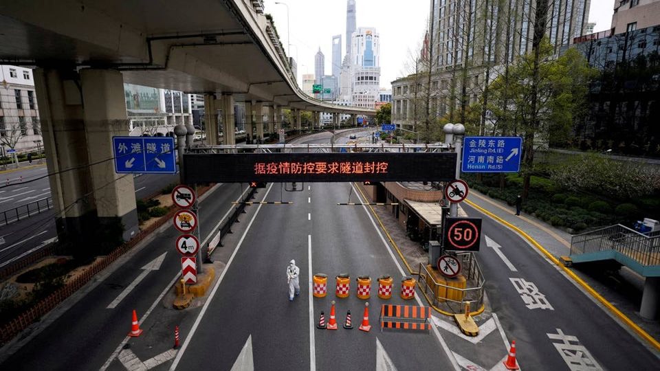 Giao thông bị hạn chế để ngăn chặn sự lây lan dịch Covid-19 ởThượngHải,Trung Quốc. Ảnh: Reuters