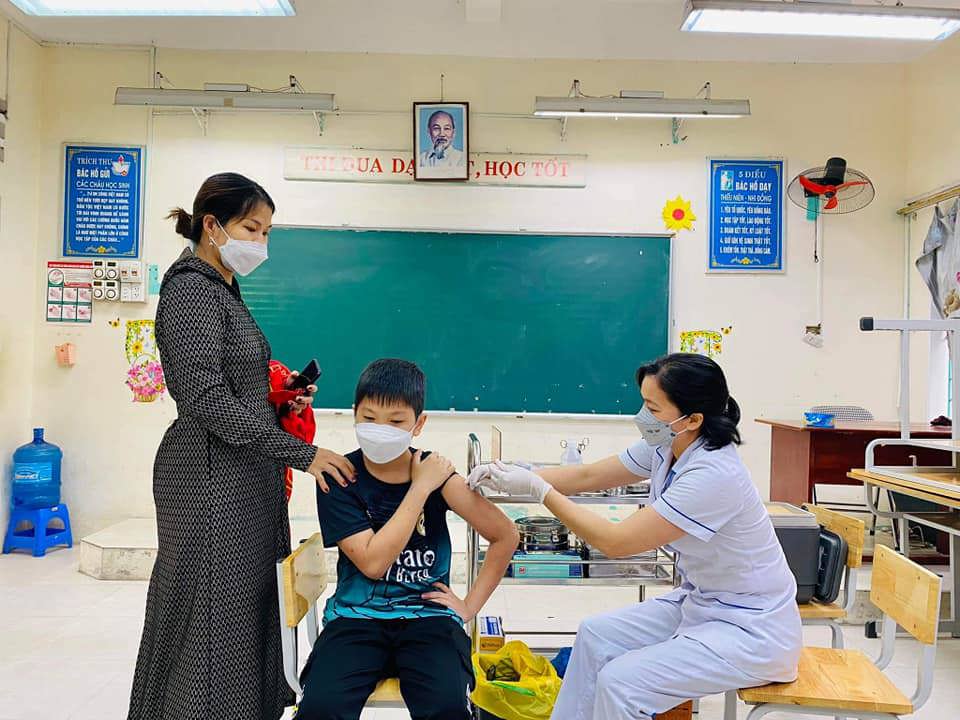 Học sinh lớp 6 tr&ecirc;n địa b&agrave;n huyện Ứng Ho&agrave; được ti&ecirc;m vaccine ph&ograve;ng, chống Covid-19. Ảnh: Minh An