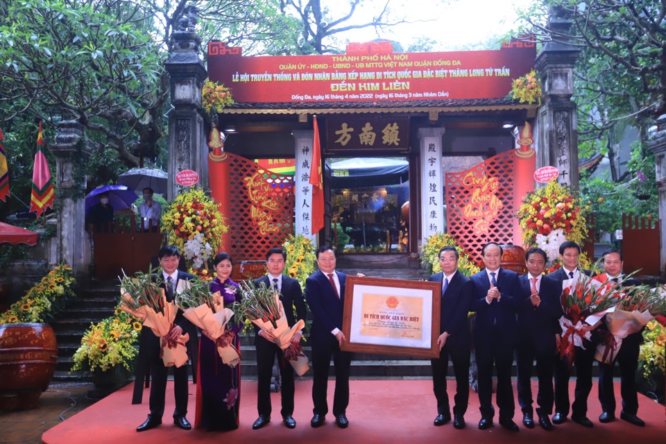 Chủ tịch UBND TP Hà Nội trao Quyết định xếp hạng di tích quốc gia đặc biệt Thăng Long Tứ Trấn - đền Kim Liên. Ảnh Doãn Tấn