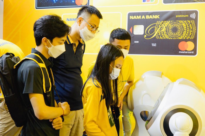 Nhiều kh&aacute;ch h&agrave;ng hứng th&uacute; trải nghiệm Robot OBPA của Nam A Bank tại Ng&agrave;y Thẻ Việt Nam 2022
