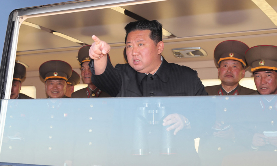 L&atilde;nh đạo Kim Jong-un (&aacute;o đen) gi&aacute;m s&aacute;t cuộc thử nghiệm trong ảnh c&ocirc;ng bố h&ocirc;m nay. Ảnh: KCNA.