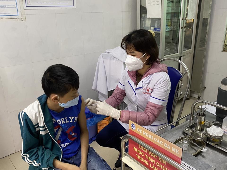 Học sinh trường THCS Hồng Minh, huyện Ph&uacute; Xuy&ecirc;n khi được ti&ecirc;m vaccine ph&ograve;ng Covid-19 s&aacute;ng 17/4. Ảnh: Hữu Hải