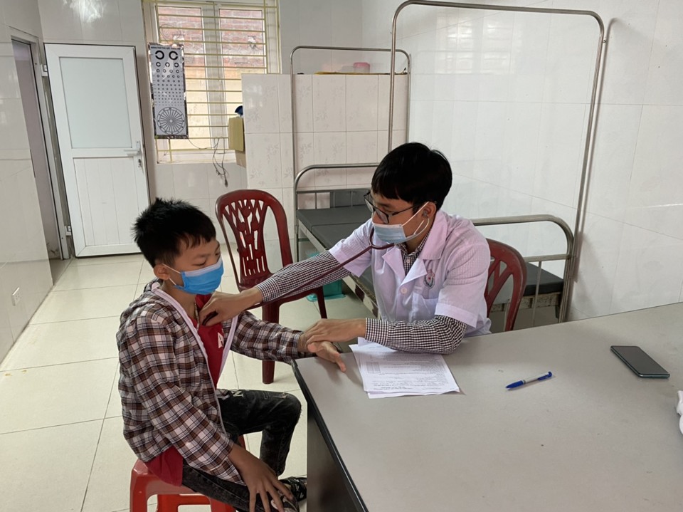 Học sinh trường THCS Hồng Minh được kh&aacute;m s&agrave;ng lọc trước khi ti&ecirc;m&nbsp;vaccine ph&ograve;ng Covid-19&nbsp;