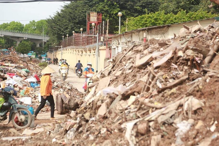  Không chỉ mất vệ sinh môi trường, những núi rác thải này còn đang đe đọa đến sự an toàn của người tham gia giao thông.