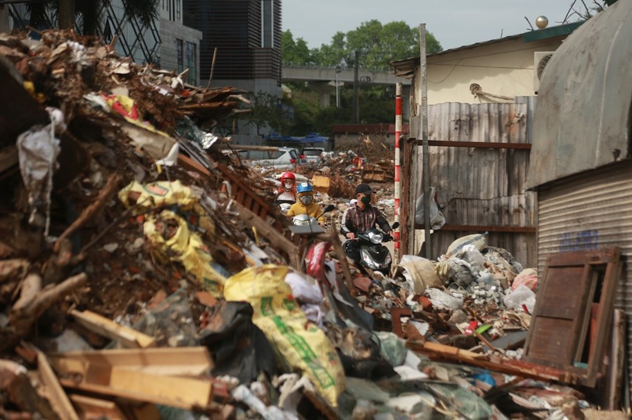 Rác thải sinh hoạt, rác thải xây dựng ngổn ngang bốc mùi hôi thối khiến người dân sống quanh khu vực này bức xúc.