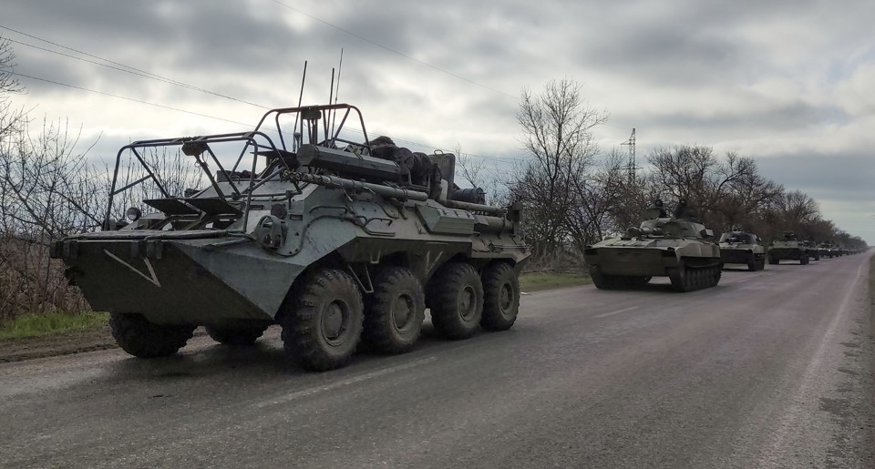 Xe của quân độiNga di chuyển đến khu vực do phe ly khai ởUkraine kiểm soát, gần Mariupol hôm 16/4. Ảnh: AP