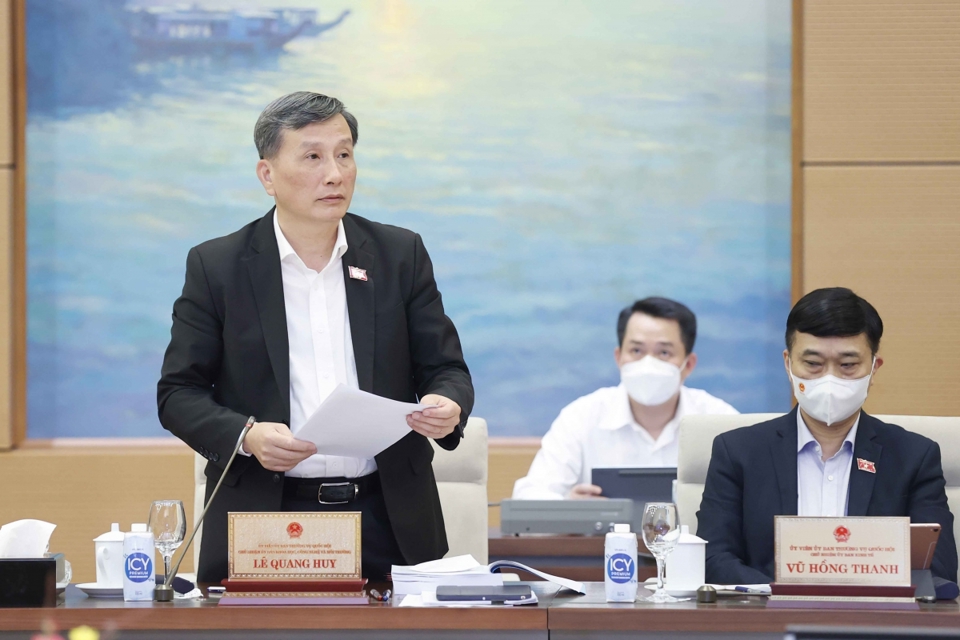 Chủ nhiệm Ủy ban KHCN&amp;MT của Quốc hội L&ecirc; Quang Huy b&aacute;o c&aacute;o thẩm tra tại phi&ecirc;n họp. Ảnh: Quochoi.vn