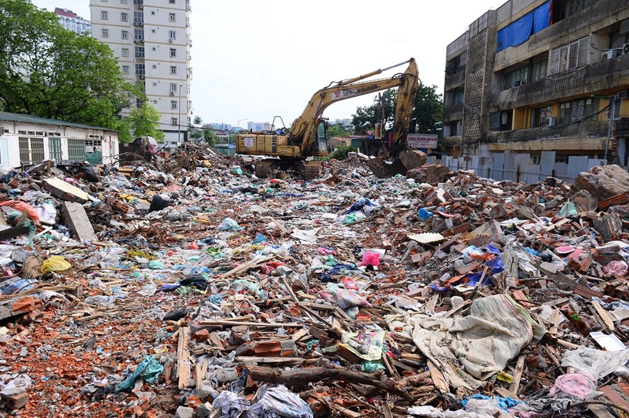 Núi rác với nhiều phế thải gây mất vệ sinh môi trường.
