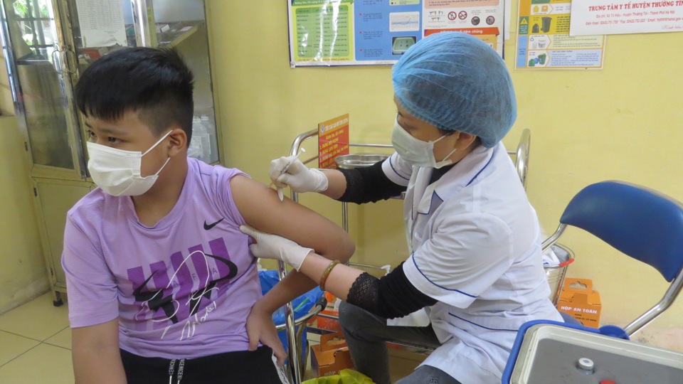 Em L&ecirc; Minh Ho&agrave;ng phấn khởi khi ti&ecirc;m vaccine ph&ograve;ng Covid-19 tại Trạm y tế thị trấn Thường T&iacute;n chiều 18/4