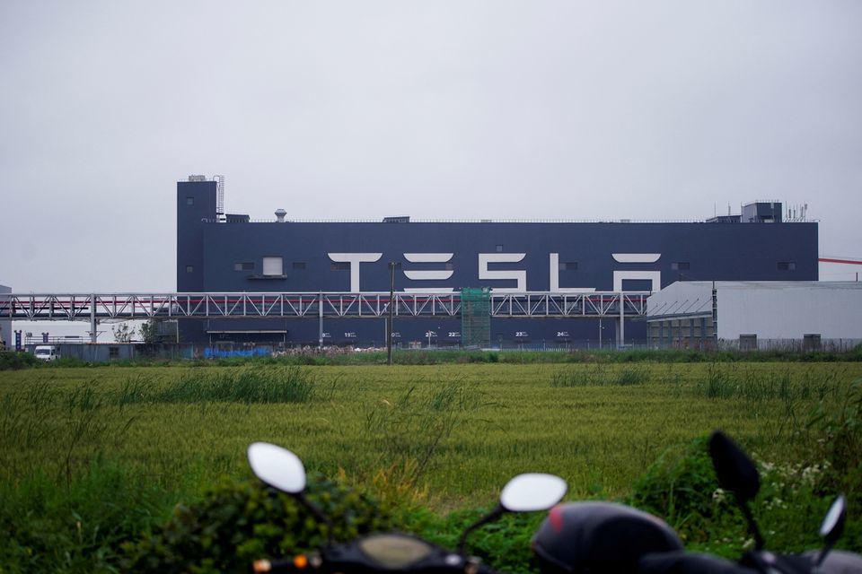 Nh&agrave; m&aacute;y của Tesla ở Thượng Hải, Trung Quốc. Ảnh: Reuters