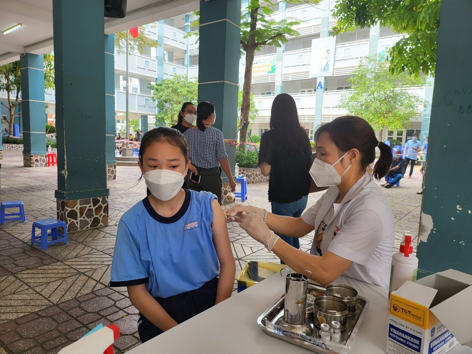 Học sinh lớp 6 tại một trường THCS ở TP Hồ Ch&iacute; Minh ti&ecirc;m vaccine ph&ograve;ng Covid-19 v&agrave;o ng&agrave;y 16/4.