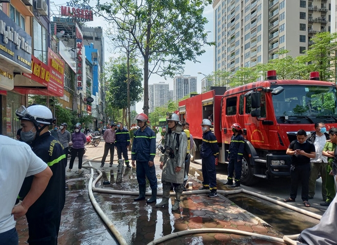 Hà Nội: Cháy quán bún chả giữa trưa trên phố Nguyễn Hoàng  - Ảnh 1