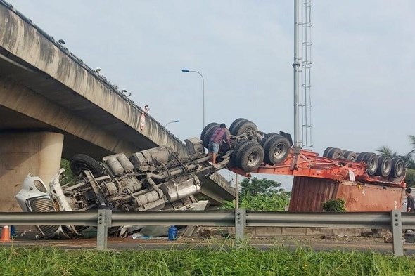 Xe container lật ngang trên cao tốc TP Hồ Chí Minh - Trung Lương - Ảnh 1
