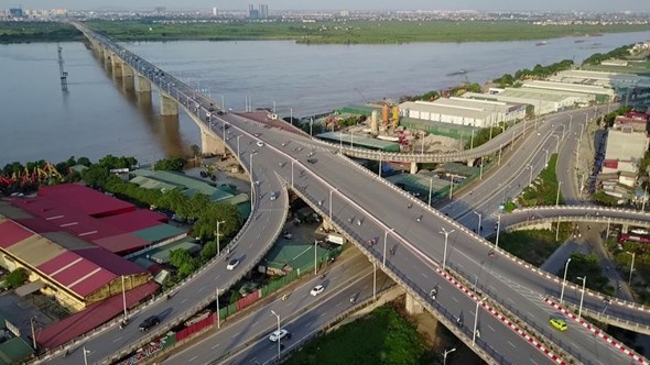H&agrave; Nội xử phạt gần 200 phương tiện vi phạm tại giao cắt đường Nguyễn Kho&aacute;i - cầu Vĩnh Tuy.