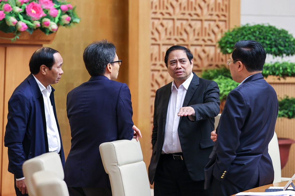 Thủ tướng Phạm Minh Ch&iacute;nh trao đổi với c&aacute;c Ph&oacute; Thủ tướng về c&ocirc;ng t&aacute;c quy hoạch. Ảnh: VGP/Nhật Bắc