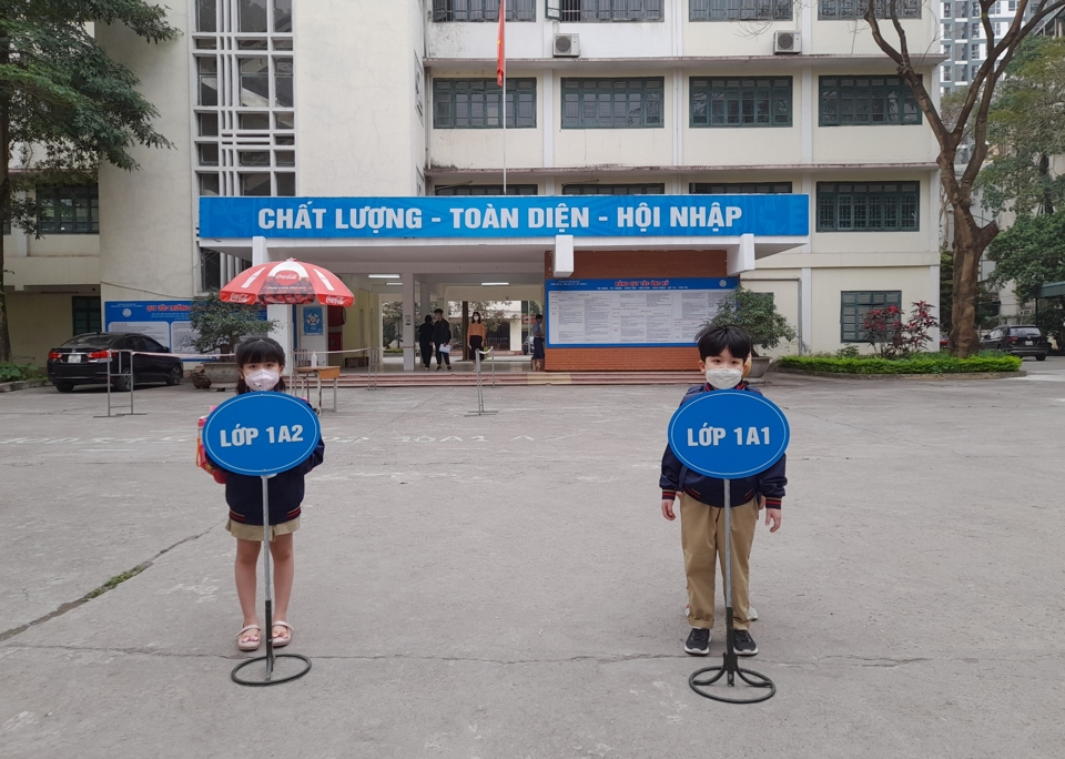 Học sinh lớp 1 tại Hà Nội trong ngày tựu trường muộn