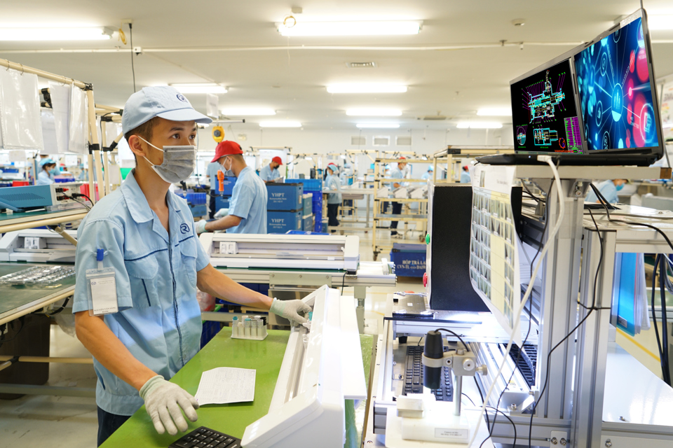 Sản xuất thiết bị điện tử tại Khu công nghiệp Nội Bài, huyện Sóc Sơn. Ảnh: Phạm Hùng
