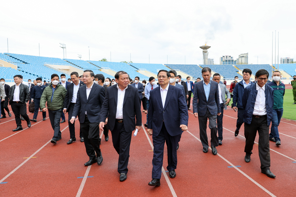 Thủ tướng Phạm Minh Chính kiểm tra công tác chuẩn bị cho SEA Games 31 tại sân vận động Mỹ Đình. Ảnh: Nhật Bắc