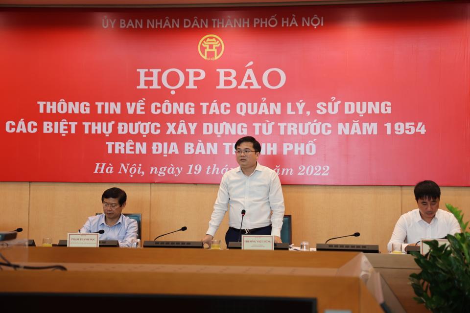 Chánh Văn phòng UBND TP Hà Nội Trương Việt Dũng thông tin tại buổi họp báo. Ảnh: Vũ Lê