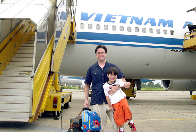 Đại sứ Marc Knapper c&ugrave;ng con trai tại Việt Nam năm 2005. Ảnh: ĐSQ Mỹ