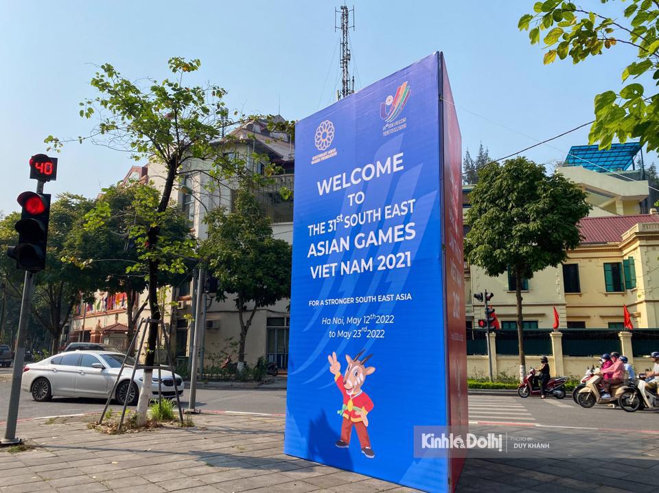 Cụm pano, &aacute;p ph&iacute;ch ch&agrave;o đ&oacute;n SEA Games tr&ecirc;n đường phố H&agrave; Nội.