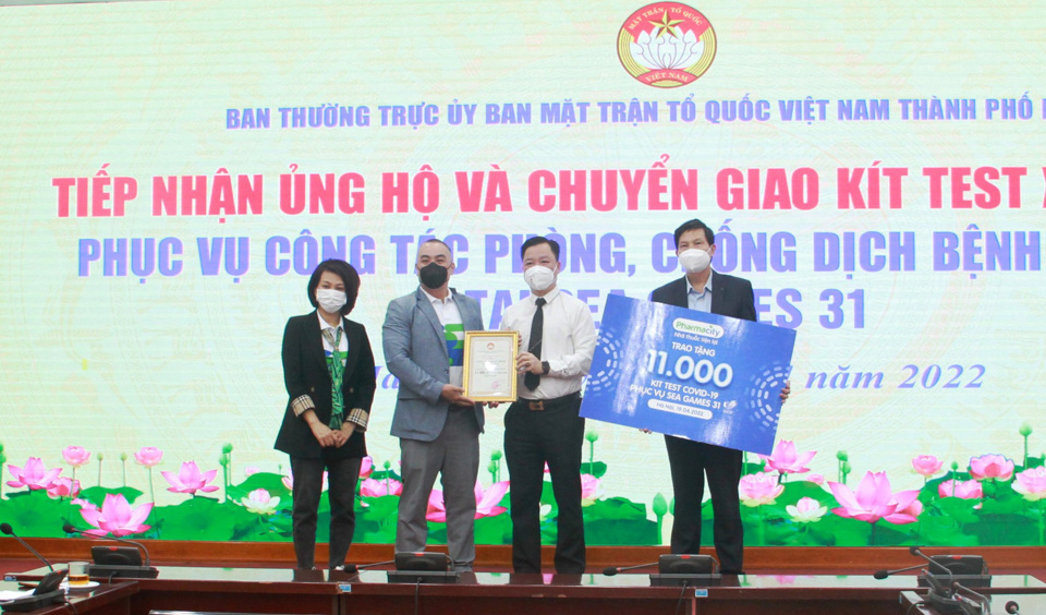 Ủy ban MTTQ Việt Nam TP. Hà Nội tiếp nhận và chuyển giao 11 nghìn kít xét nghiệm từ Công ty Dược phẩm Pharmacity