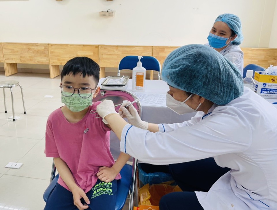 Học sinh trường Tiểu học Kim Giang được ti&ecirc;m ph&ograve;ng vaccine Covid-19