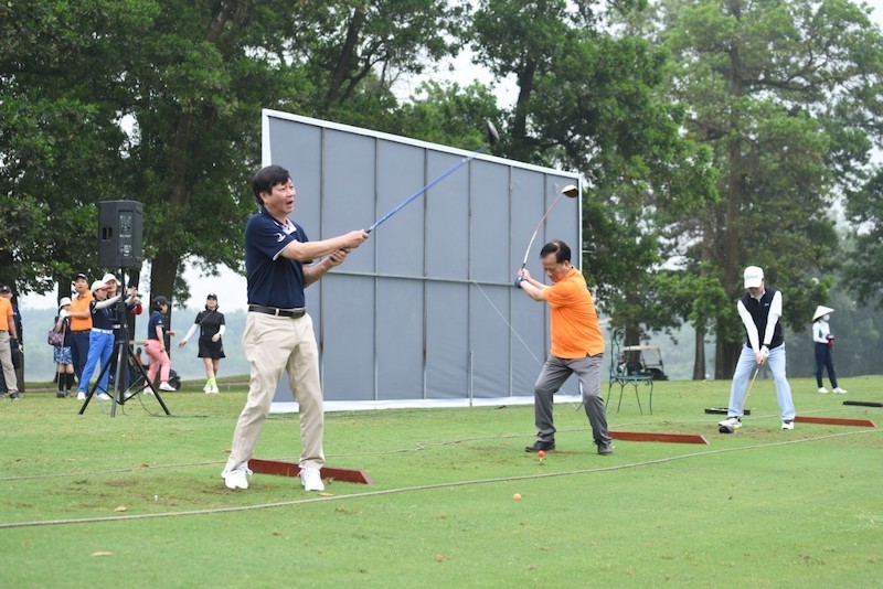 Nguy&ecirc;n Bộ trưởng Bộ KH&amp;ĐT, Chủ tịch Giải golf&nbsp; từ thiệnV&igrave; trẻ em Việt Nam V&otilde; Hồng Ph&uacute;c (đứng giữa) c&ugrave;ng đại diện c&aacute;c nh&agrave; t&agrave;i trợ thực hiện c&uacute; Swing, đ&aacute;nh dấu giải đấu ch&iacute;nh thức khởi tranh.