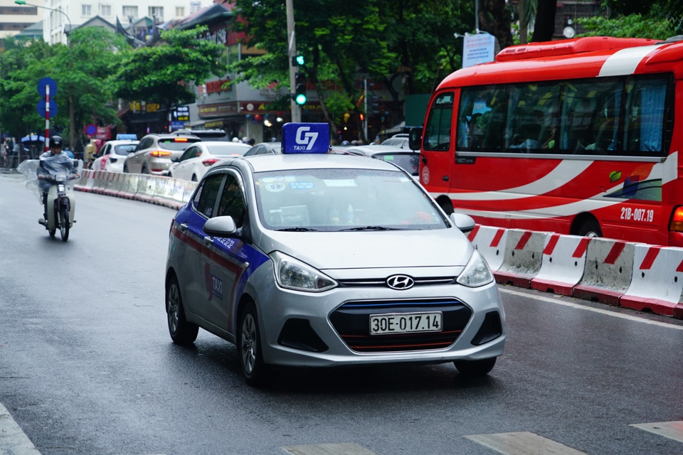 Taxi G7 hoạt động tr&ecirc;n đường phố H&agrave; Nội. Ảnh: Phạm H&ugrave;ng