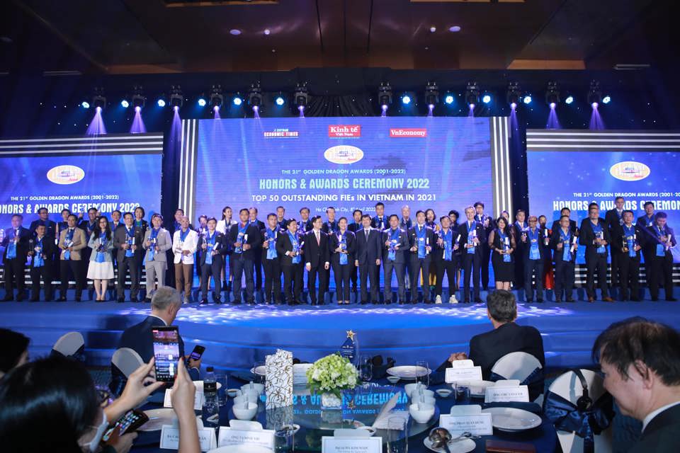 Toyota Việt Nam được vinh danh l&agrave; 1 trong 50 doanh nghiệp FDI ti&ecirc;u biểu th&uacute;c đẩy tăng trưởng xanh.
