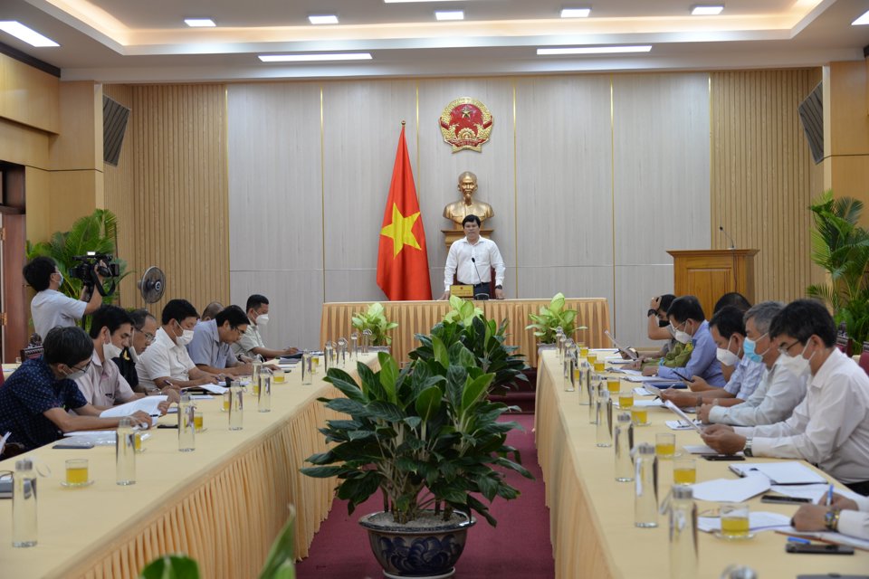 Ph&oacute; Chủ tịch UBND tỉnh Quảng Ng&atilde;i Trần Phước Hiền chủ tr&igrave; cuộc họp.