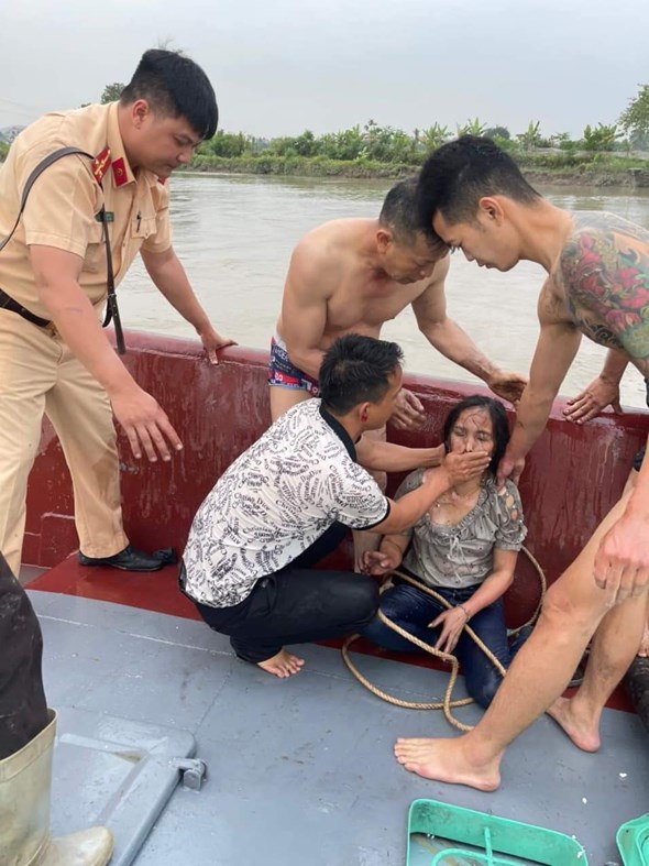 Quảng Ninh: Đắm tàu ở sông Cầm 2 người kịp thời thoát nạn - Ảnh 1