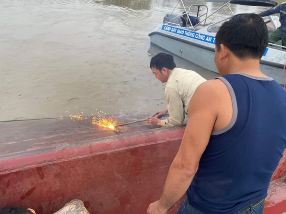 Quảng Ninh: Đắm tàu ở sông Cầm 2 người kịp thời thoát nạn - Ảnh 3