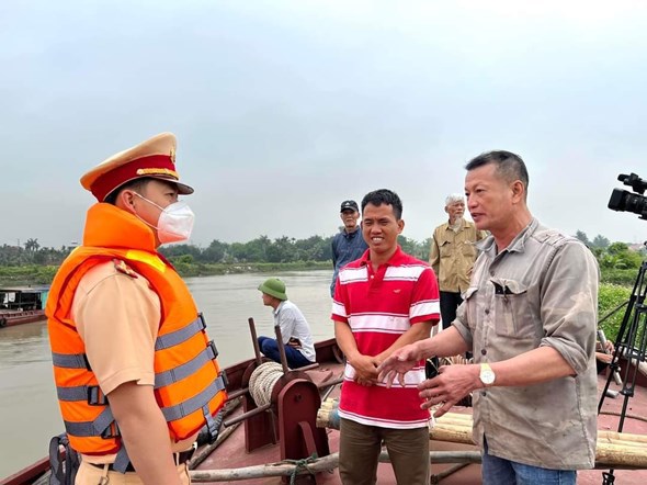 Quảng Ninh: Đắm tàu ở sông Cầm 2 người kịp thời thoát nạn - Ảnh 2
