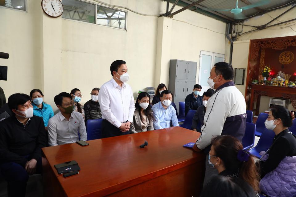 Phó Chủ tịch UBND TP Hà Nội Chử Xuân Dũng thăm hỏi, chia buồn với gia đình nạn nhân trong vụ cháy.