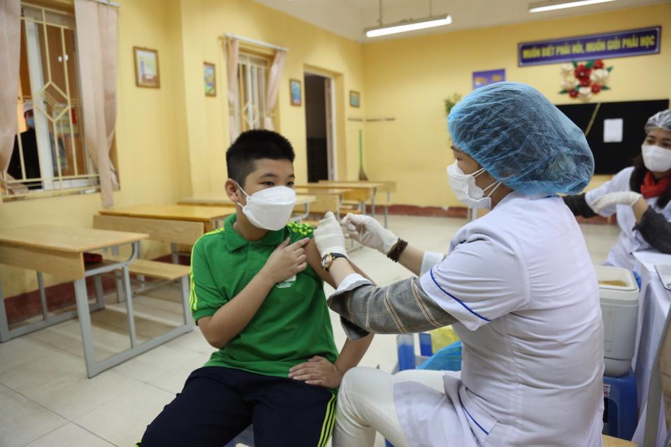 Ti&ecirc;m vaccine cho học sinh lớp 6 tại trường THCS Nguyễn Tr&atilde;i, quận Ba Đ&igrave;nh. Ảnh: Thanh Hải