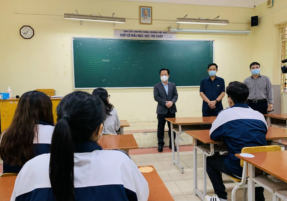 Giám đốc Sở GD&ĐT Trần Thế Cương cùng đoàn công tác Sở GD&ĐT kiểm tra tại điểm thi trường THPT Việt Đức (quận Hoàn Kiếm)