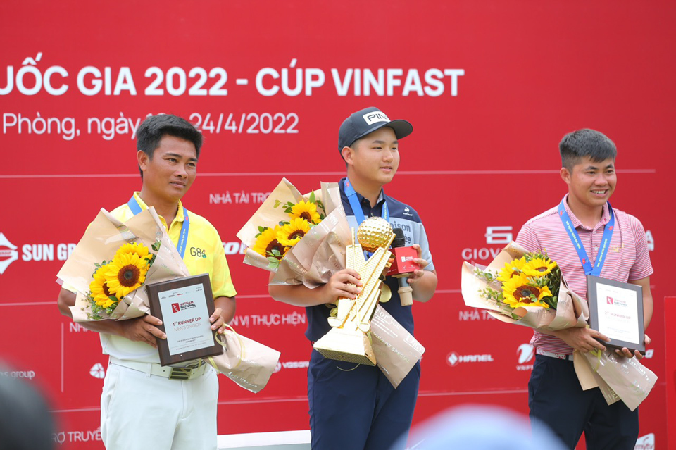 Golfer Nguyễn Anh Minh đ&atilde; gi&agrave;nh chức v&ocirc; địch bảng nam với tổng điểm -4.