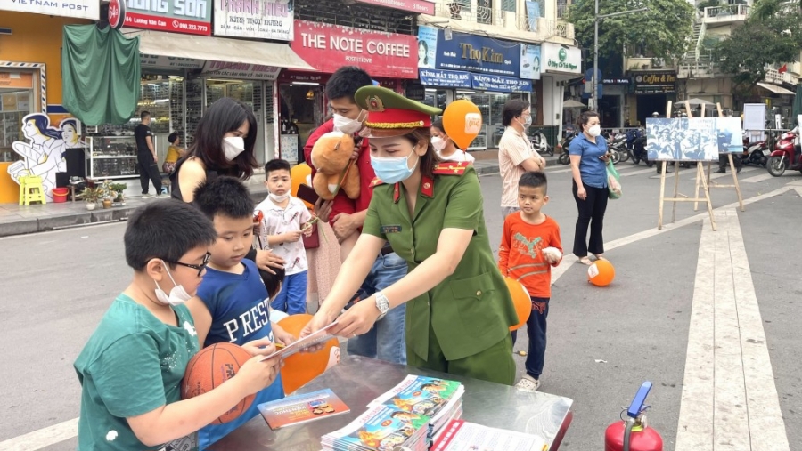 Nhiều trẻ em h&agrave;o hứng tham gia.