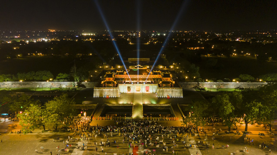 Phố đ&ecirc;m Ho&agrave;ng th&agrave;nh thu h&uacute;t h&agrave;ng ng&agrave;n người tham gia.&nbsp;